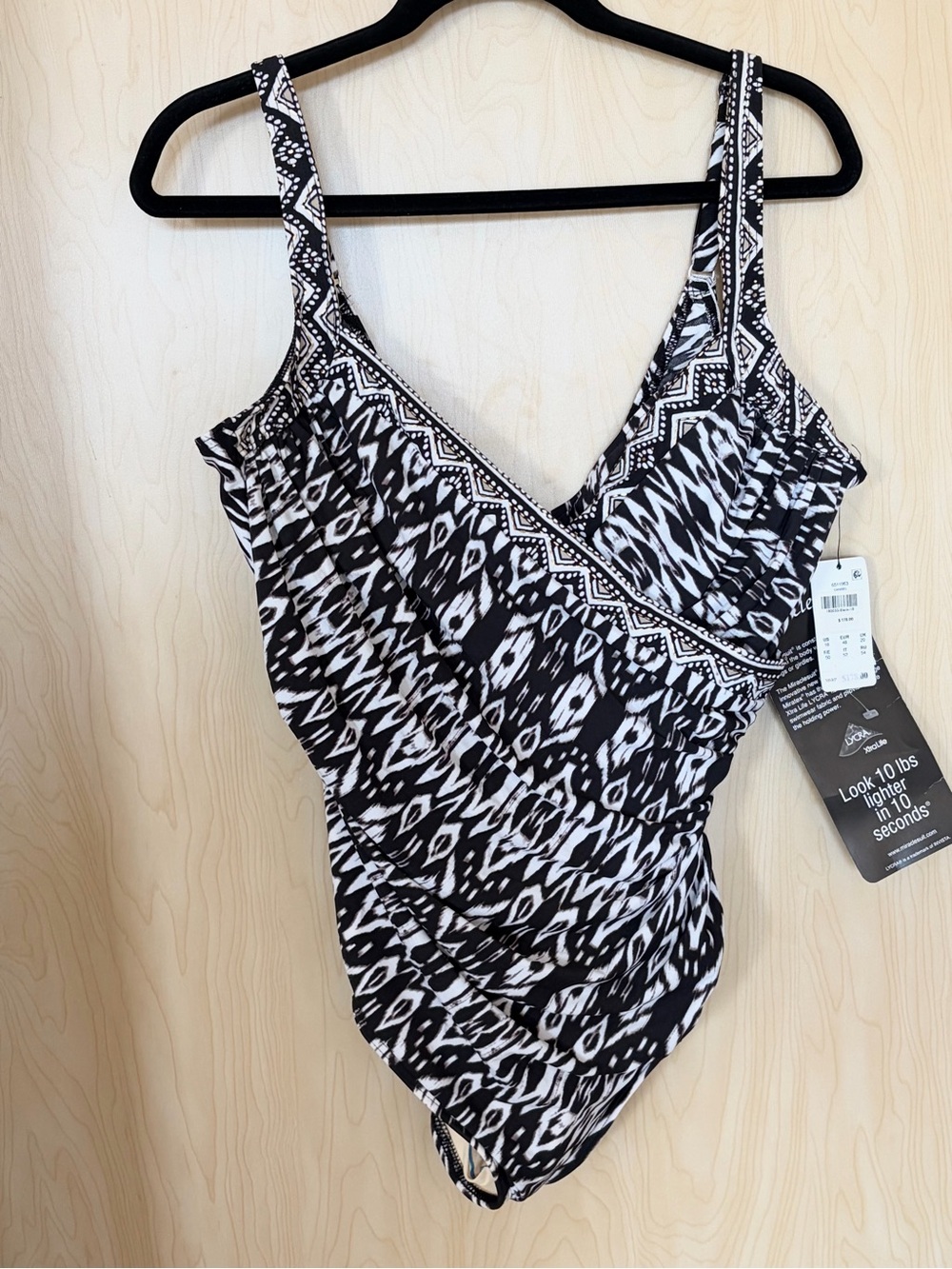 Miraclesuit Black white Gold 1 Piece Swimsuit Underwire Plus Size 18 NWT